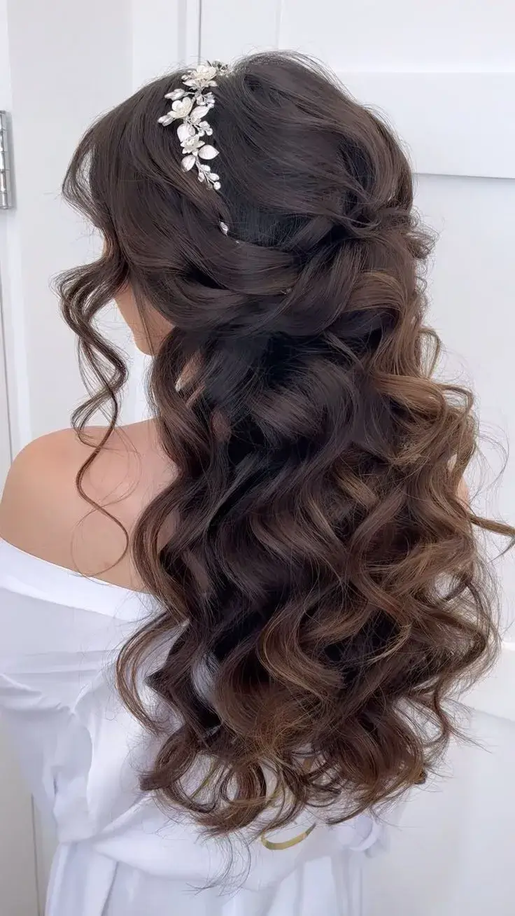 Peinado recogido con vestido rosa para quinceañera